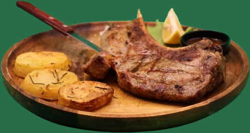 Kotëletë e pjekur në dërrasë druri, me patate të pjekura dhe limon