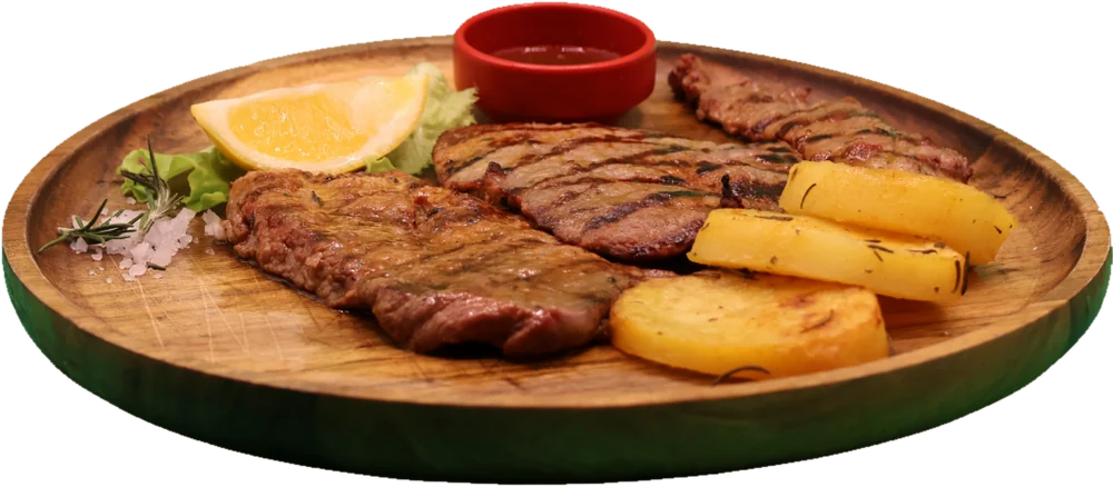 Pjatë druri me brinjë të zgarës, limon dhe salcë