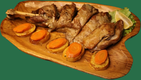 Mish i pjekur, i shërbyer në dërrasë druri me patate dhe karota