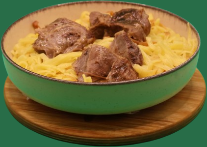 Copa mishi mbi tagliatelle, të shërbyera në tas balte